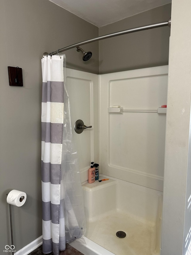 full bathroom featuring curtained shower