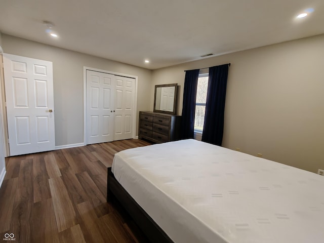 bedroom featuring dark wood-type flooring, recessed lighting, visible vents, and baseboards