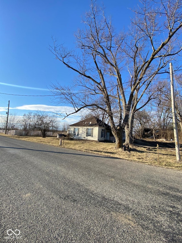 view of front of property featuring aphalt driveway