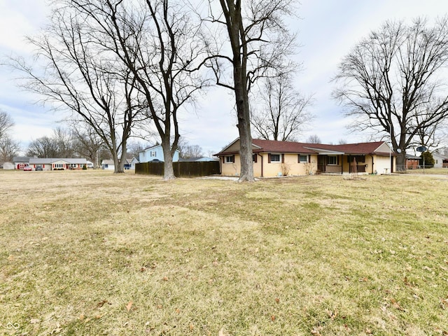 view of front facade featuring fence and a front lawn