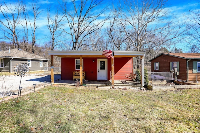 view of front of property featuring covered porch and a front lawn