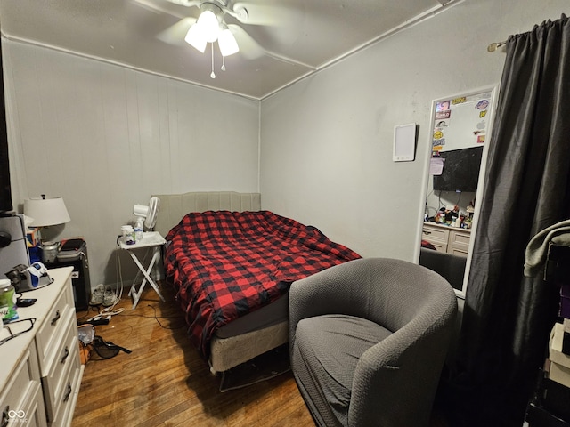 bedroom with a ceiling fan and wood finished floors