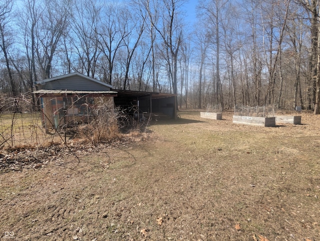 view of yard featuring an outbuilding and an outdoor structure