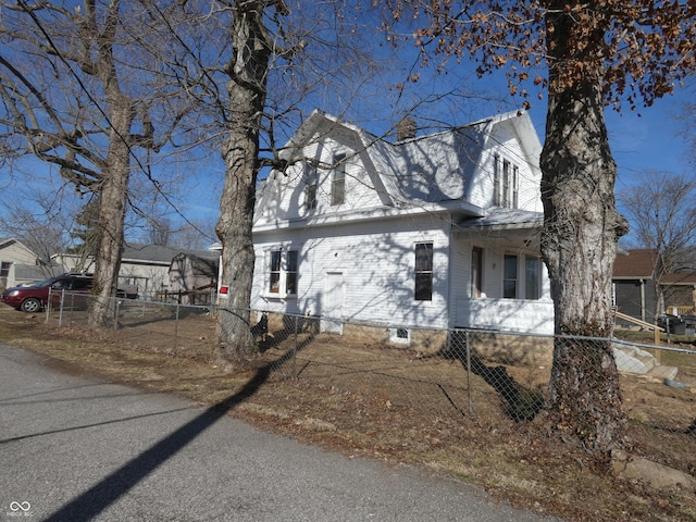 view of front of property featuring a fenced front yard and a gambrel roof