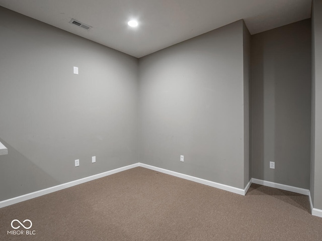 carpeted spare room with baseboards, visible vents, and recessed lighting