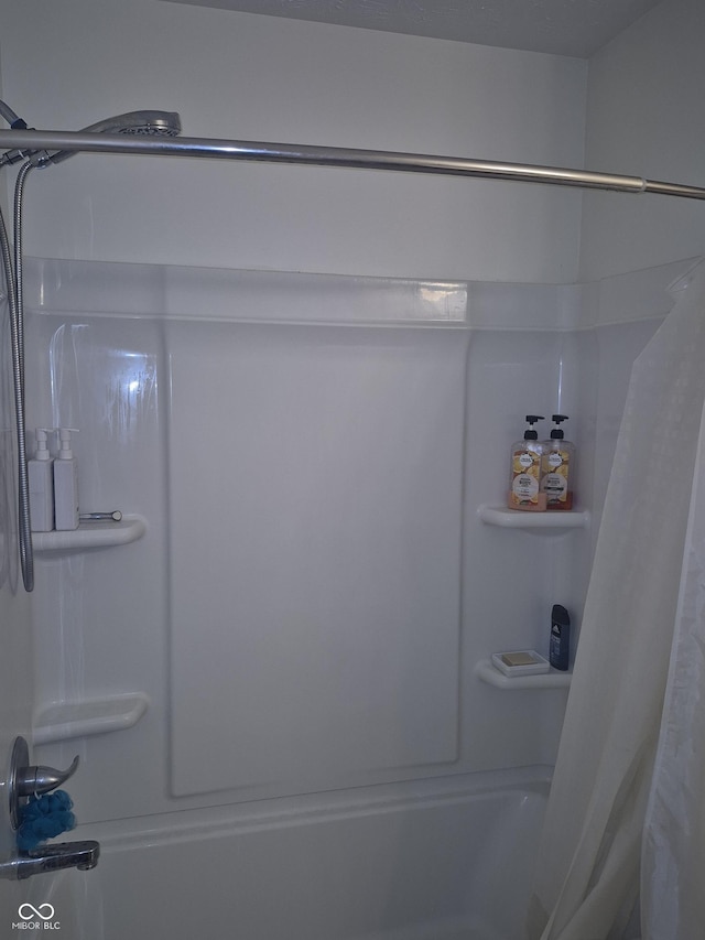 bathroom featuring shower / tub combo