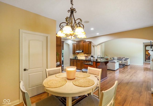 286 S Woodridge Dr, Pittsboro, IN 46167 - dining space featuring arched walkways, a chandelier, light wood-style floors, recessed lighting, and baseboards