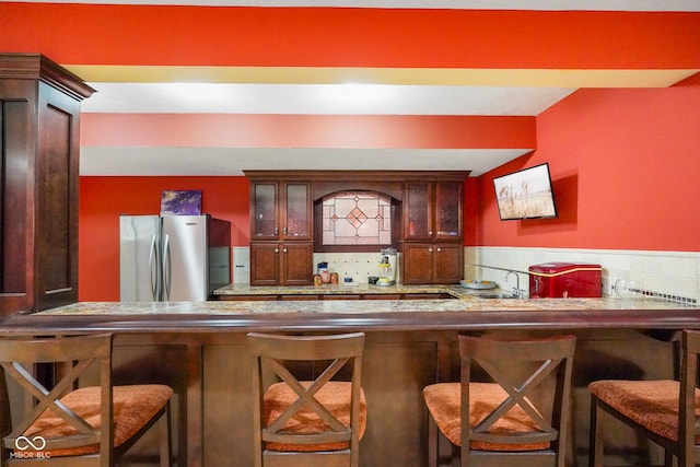 286 S Woodridge Dr, Pittsboro, IN 46167 - bar area with freestanding refrigerator, a sink, and backsplash