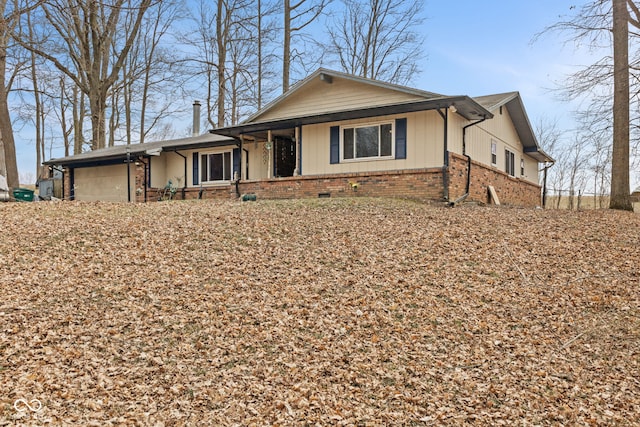 ranch-style home with crawl space, brick siding, and an attached garage