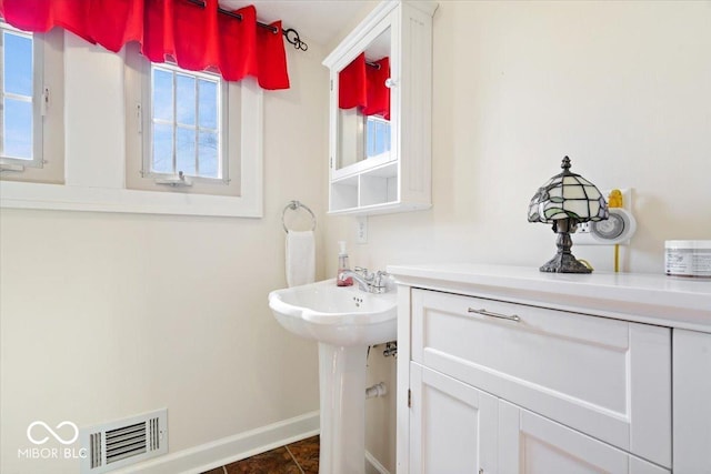 bathroom with visible vents and baseboards