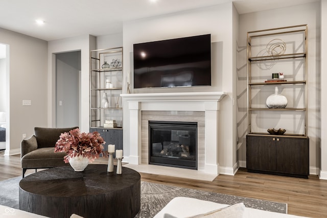 804 Whispering Oaks Dr, Carmel, IN 46032 - living area featuring wood finished floors, a fireplace, baseboards, and recessed lighting