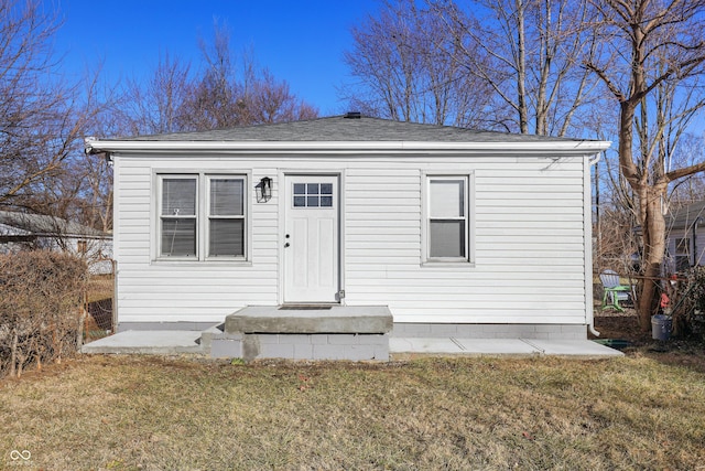 bungalow featuring a shingled roof and a front yard