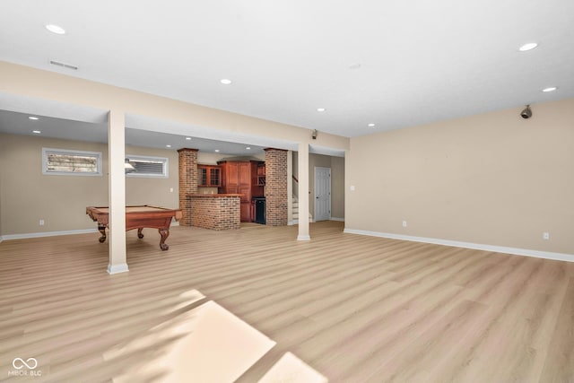 living area with light wood-type flooring, visible vents, baseboards, and recessed lighting