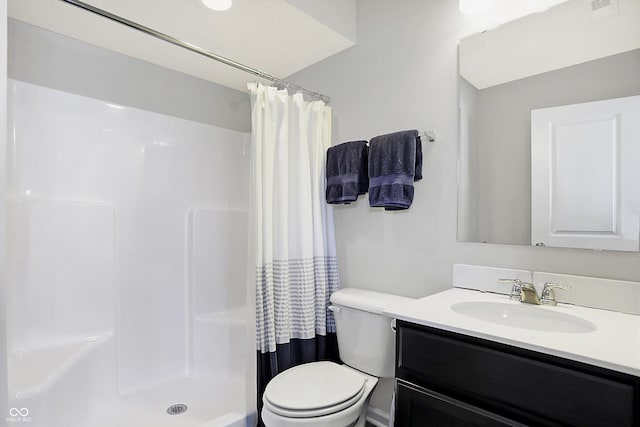 full bath featuring vanity, a shower with shower curtain, and toilet