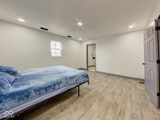 bedroom featuring light wood-style floors, baseboards, visible vents, and recessed lighting