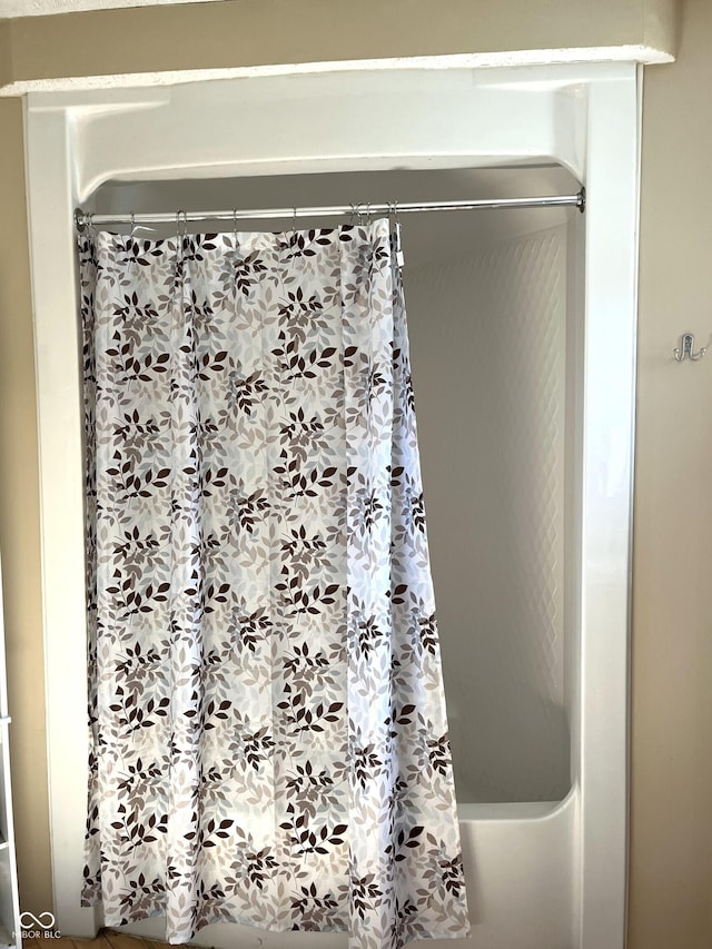 room details featuring a shower with shower curtain