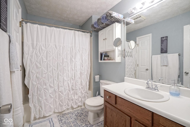 bathroom featuring shower / tub combo, toilet, and a textured ceiling