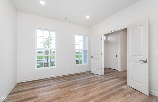 spare room featuring recessed lighting, visible vents, baseboards, and light wood-style flooring