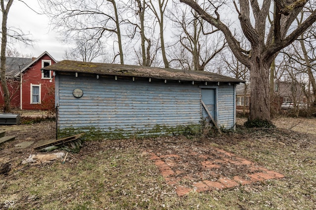 view of outdoor structure featuring an outbuilding