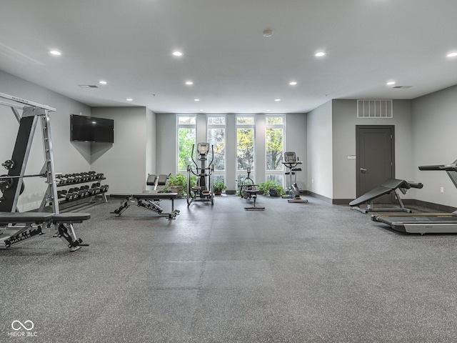 exercise room featuring baseboards, visible vents, and recessed lighting