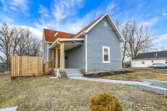 view of front facade featuring fence and a front lawn