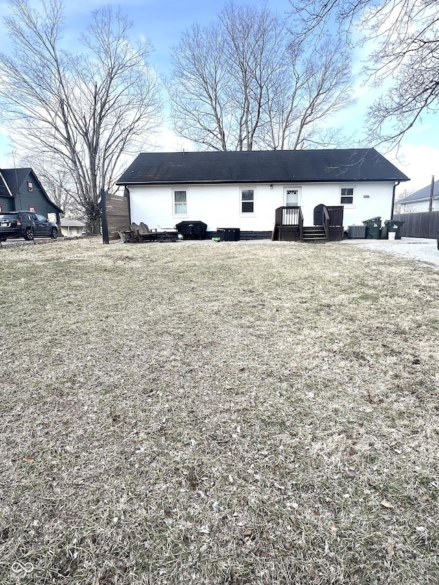 view of front of property featuring a front yard