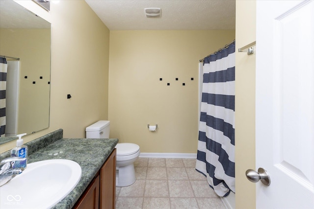 full bath with a textured ceiling, curtained shower, toilet, vanity, and baseboards