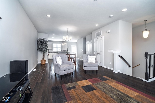 living area featuring recessed lighting, baseboards, visible vents, and dark wood-style flooring