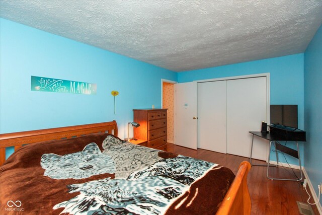 1612 Westbay Ct, Indianapolis, IN 46260 - bedroom featuring wood finished floors, a closet, and a textured ceiling