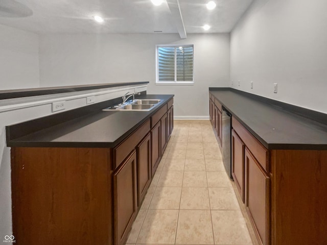 kitchen featuring light tile patterned floors, a center island with sink, dark countertops, a sink, and recessed lighting