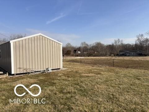 view of yard featuring an outdoor structure