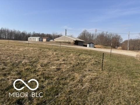 view of yard featuring a rural view