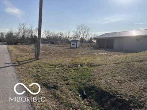 view of yard featuring an outbuilding