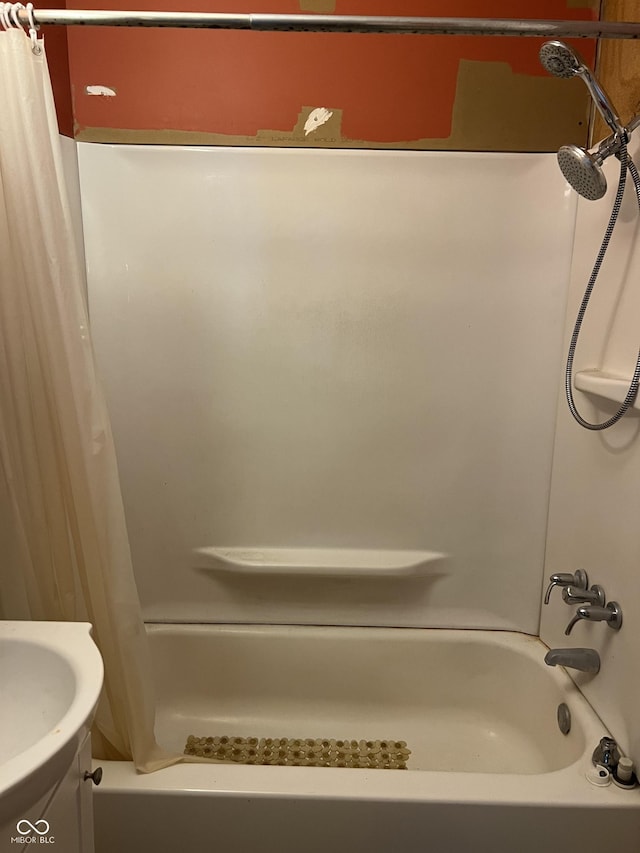 bathroom with shower / bath combo