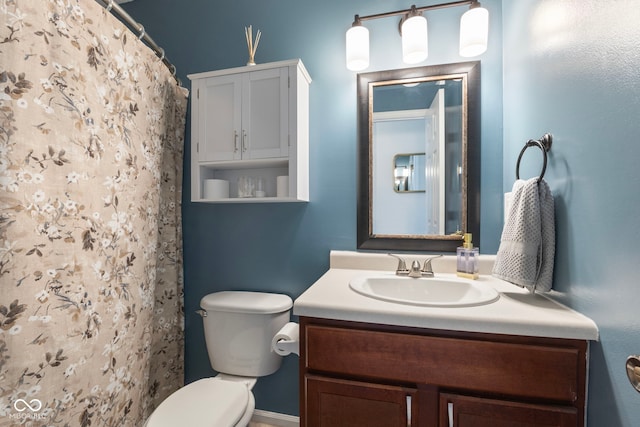 full bath featuring a shower with curtain, toilet, and vanity