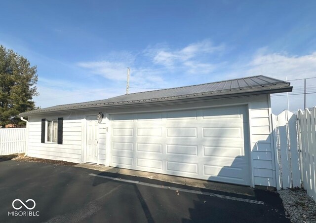 1406 Durham Dr, Crawfordsville, IN 47933 - detached garage with fence