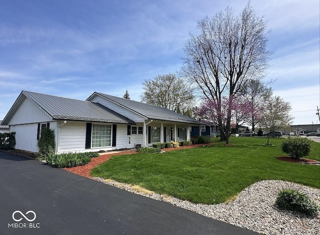 1406 Durham Dr, Crawfordsville, IN 47933 - single story home featuring a front lawn and metal roof