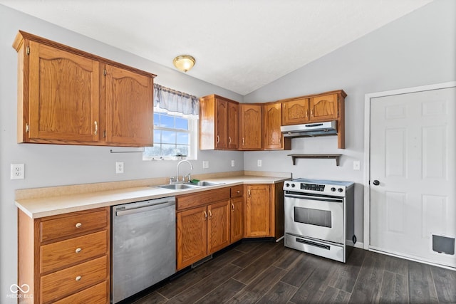 kitchen with dark wood finished floors, appliances with stainless steel finishes, vaulted ceiling, under cabinet range hood, and a sink