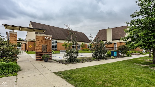 view of home's community featuring a yard