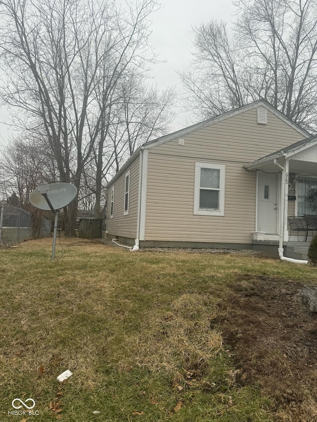 view of side of property featuring a yard