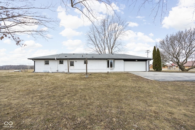 view of front facade featuring a garage, driveway, and a front lawn