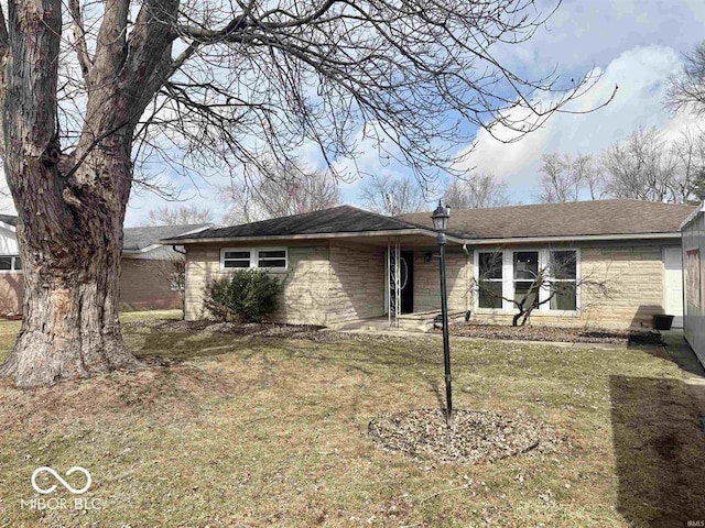 ranch-style house featuring a front yard