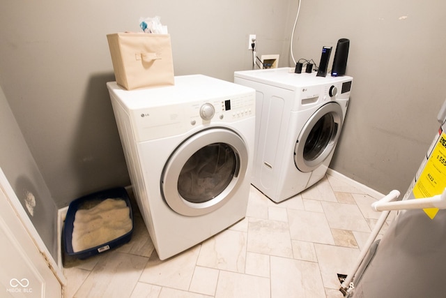 laundry room with laundry area, baseboards, and independent washer and dryer