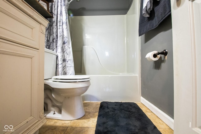 full bath featuring toilet, baseboards, and shower / bath combo with shower curtain