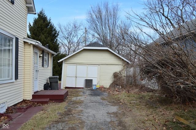 detached garage featuring aphalt driveway