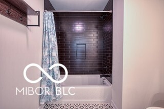 full bath with shower / bath combo with shower curtain