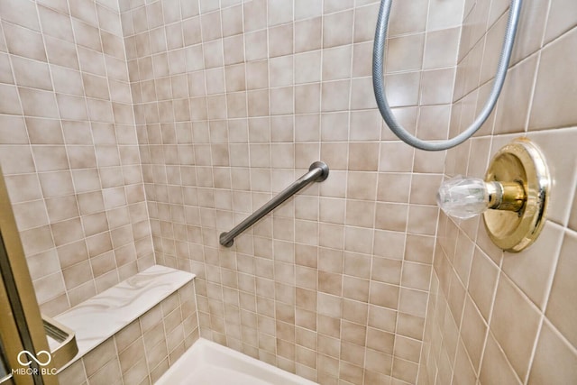 bathroom featuring a tile shower