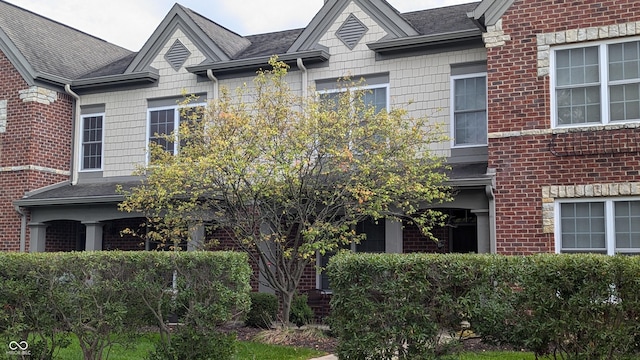 view of front of house with brick siding