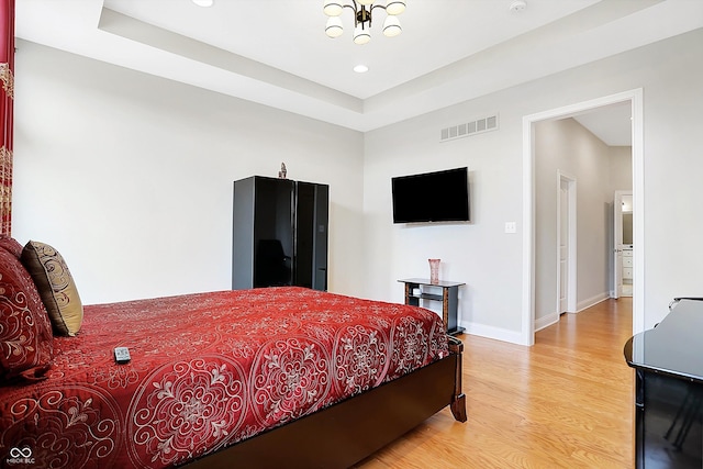 bedroom with visible vents, baseboards, light wood-style flooring, an inviting chandelier, and recessed lighting