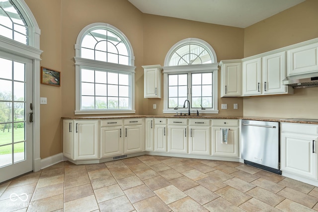 kitchen with range hood, visible vents, white cabinets, a sink, and dishwasher